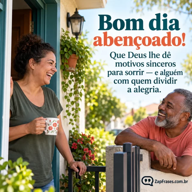 Dois vizinhos adultos rindo espontaneamente à porta de casa em manhã ensolarada. Arte com a mensagem: Bom dia abençoado! Que Deus lhe dê motivos sinceros para sorrir — e alguém com quem dividir a alegria.