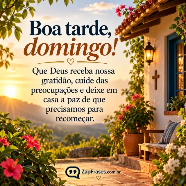 Casa simples à luz de domingo com cruz pequena e jardim, composição serena. Arte com a mensagem: Boa tarde, domingo! Que Deus receba nossa gratidão, cuide das preocupações e deixe em casa a paz de que precisamos para recomeçar.
