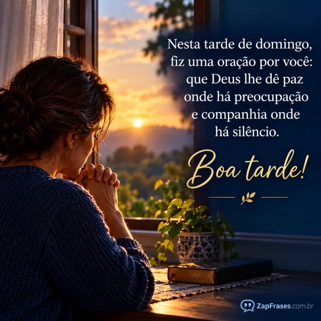 Pessoa adulta em oração perto de janela de domingo, luz calma. Arte com a mensagem: Nesta tarde de domingo, fiz uma oração por você: que Deus lhe dê paz onde há preocupação e companhia onde há silêncio. Boa tarde!