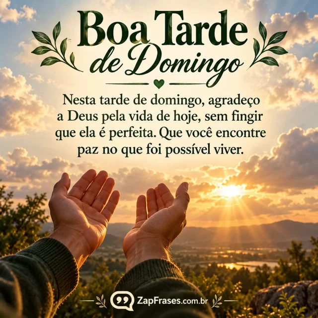 Mãos adultas abertas em oração diante de céu de domingo com nuvens. Arte com a mensagem: Nesta tarde de domingo, agradeço a Deus pela vida de hoje, sem fingir que ela é perfeita. Que você encontre paz no que foi possível viver.