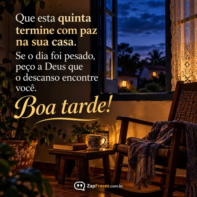 Casa modesta com janela iluminada e cadeira de descanso, fotografia editorial. Arte com a mensagem: Que esta quinta termine com paz na sua casa. Se o dia foi pesado, peço a Deus que o descanso encontre você. Boa tarde!