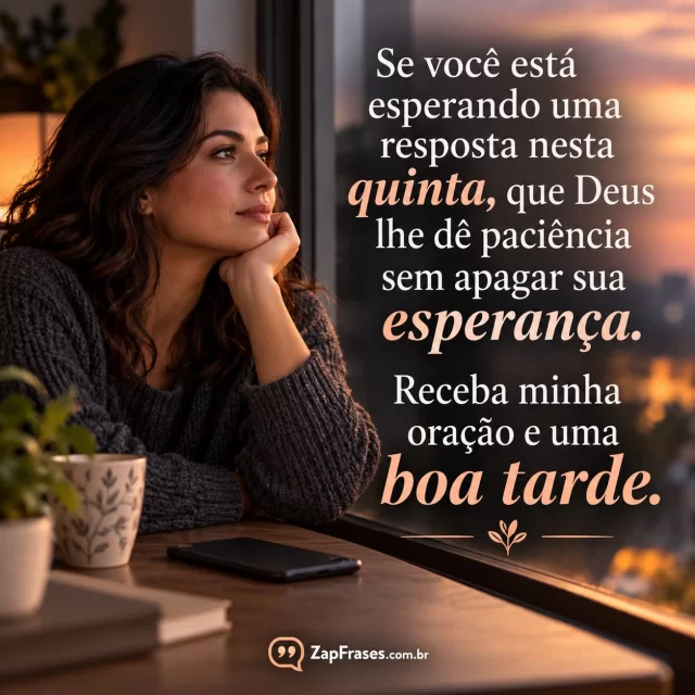 Pessoa adulta sentada junto à janela aguardando notícia, luz calma sem dramatização. Arte com a mensagem: Se você está esperando uma resposta nesta quinta, que Deus lhe dê paciência sem apagar sua esperança. Receba minha oração e uma boa tarde.