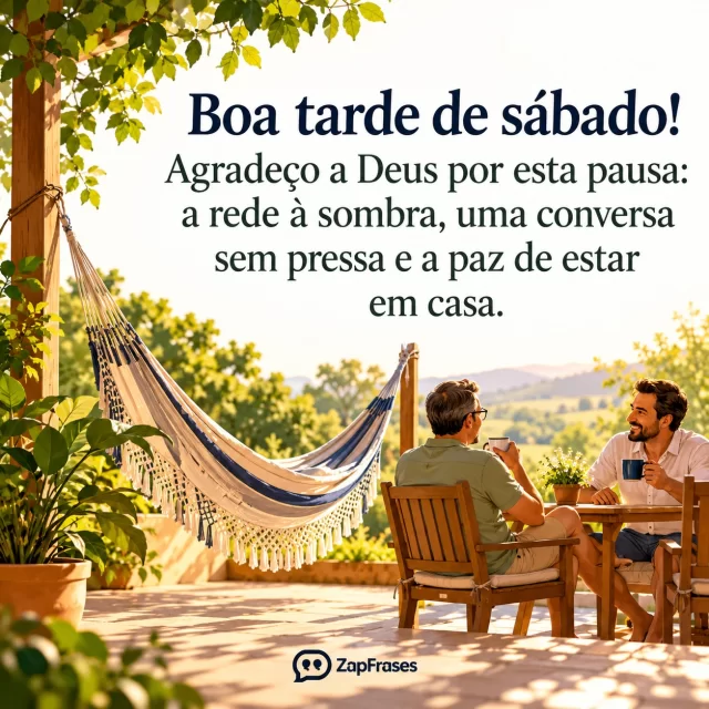 Rede vazia na sombra com luz de tarde, cartaz minimalista e espaço vazio. Arte com a mensagem: Boa tarde de sábado! Agradeço a Deus por esta pausa: a rede à sombra, uma conversa sem pressa e a paz de estar em casa.