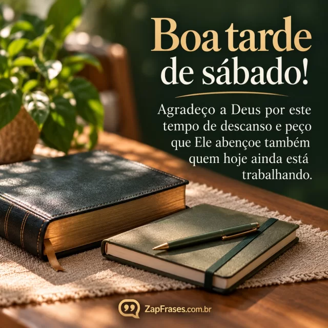 Caderno fechado junto de Bíblia sem texto legível em mesa de descanso. Arte com a mensagem: Boa tarde de sábado! Agradeço a Deus por este tempo de descanso e peço que Ele abençoe também quem hoje ainda está trabalhando.