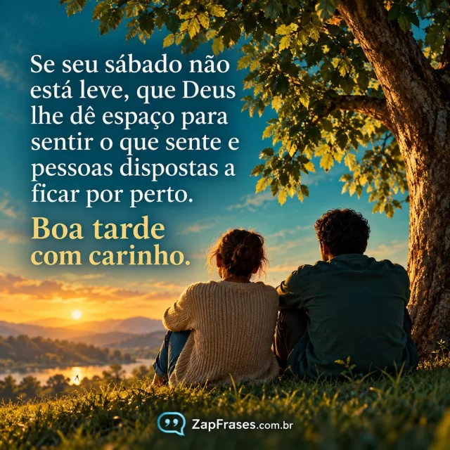 Pessoa adulta sob árvore com amigo ao lado em silêncio, luz suave. Arte com a mensagem: Se seu sábado não está leve, que Deus lhe dê espaço para sentir o que sente e pessoas dispostas a ficar por perto. Boa tarde com carinho.