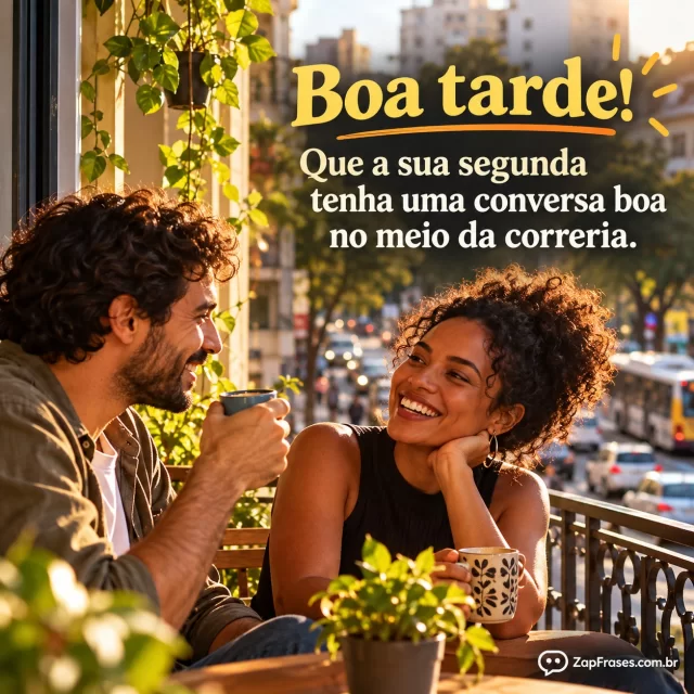 Duas pessoas conversam numa varanda à tarde, com ruas movimentadas ao fundo. Arte com a mensagem: Boa tarde! Que a sua segunda tenha uma conversa boa no meio da correria.