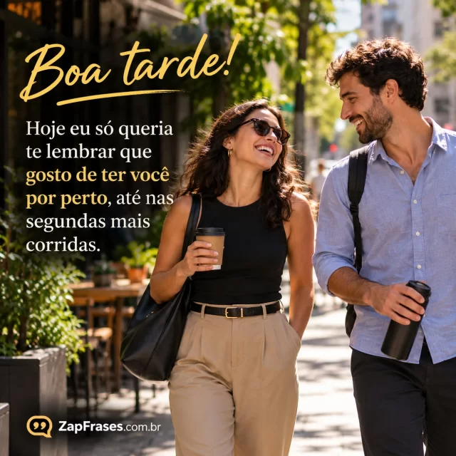 Duas pessoas caminham juntas por uma calçada ensolarada na hora do almoço. Arte com a mensagem: Boa tarde! Hoje eu só queria te lembrar que gosto de ter você por perto, até nas segundas mais corridas.