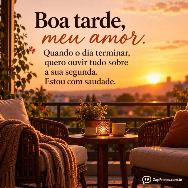 Duas cadeiras próximas e uma luz dourada de fim de tarde sugerem reencontro. Arte com a mensagem: Boa tarde, meu amor. Quando o dia terminar, quero ouvir tudo sobre a sua segunda. Estou com saudade.