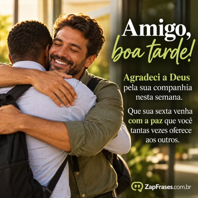 Dois amigos adultos se abraçam ao fim do expediente num ambiente claro. Arte com a mensagem: Amigo, boa tarde! Agradeci a Deus pela sua companhia nesta semana. Que sua sexta venha com a paz que você tantas vezes oferece aos outros.
