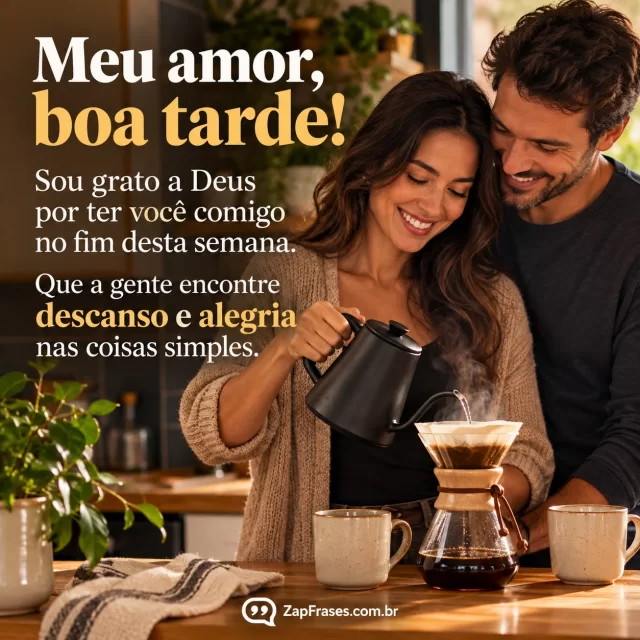 Casal adulto prepara café em casa de sexta, luz de tarde serena. Arte com a mensagem: Meu amor, boa tarde! Sou grato a Deus por ter você comigo no fim desta semana. Que a gente encontre descanso e alegria nas coisas simples.