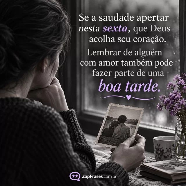 Pessoa adulta observa fotografia antiga perto da janela, tristeza delicada. Arte com a mensagem: Se a saudade apertar nesta sexta, que Deus acolha seu coração. Lembrar de alguém com amor também pode fazer parte de uma boa tarde.