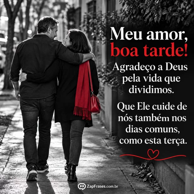 Casal adulto caminha junto por rua de bairro em tarde tranquila. Arte com a mensagem: Meu amor, boa tarde! Agradeço a Deus pela vida que dividimos. Que Ele cuide de nós também nos dias comuns, como esta terça.