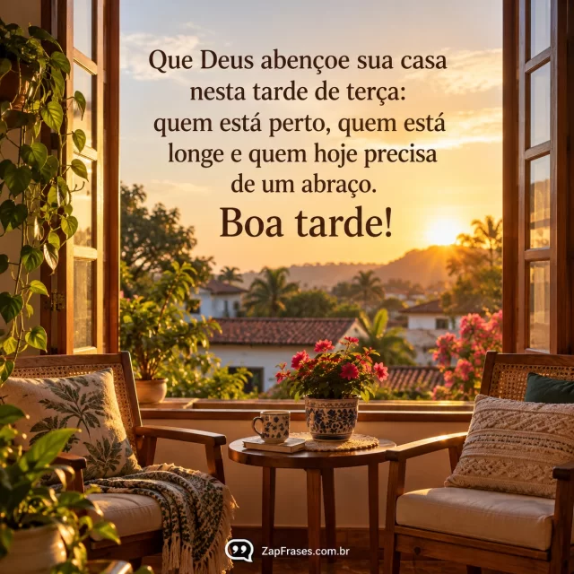 Casa brasileira à tarde vista pela janela, duas cadeiras e luz acolhedora. Arte com a mensagem: Que Deus abençoe sua casa nesta tarde de terça: quem está perto, quem está longe e quem hoje precisa de um abraço. Boa tarde!