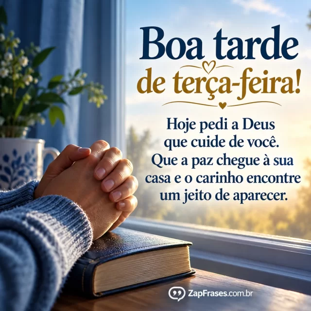 Mãos em oração junto à janela, espaço vazio amplo para a frase. Arte com a mensagem: Boa tarde de terça-feira! Hoje pedi a Deus que cuide de você. Que a paz chegue à sua casa e o carinho encontre um jeito de aparecer.