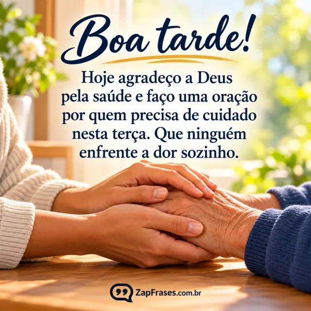Mãos adultas seguram outra mão em gesto de apoio, ambiente claro sem símbolos hospitalares pesados. Arte com a mensagem: Boa tarde! Hoje agradeço a Deus pela saúde e faço uma oração por quem precisa de cuidado nesta terça. Que ninguém enfrente a dor sozinho.