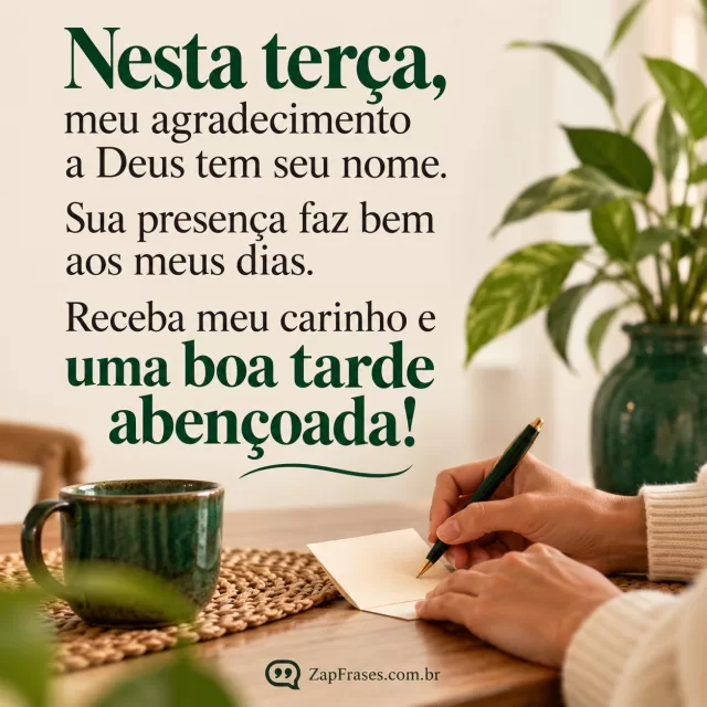 Duas mãos adultas em oração leve sobre mesa, luz dourada de tarde e espaço para texto. Arte com a mensagem: Nesta terça, meu agradecimento a Deus tem seu nome. Sua presença faz bem aos meus dias. Receba meu carinho e uma boa tarde abençoada!