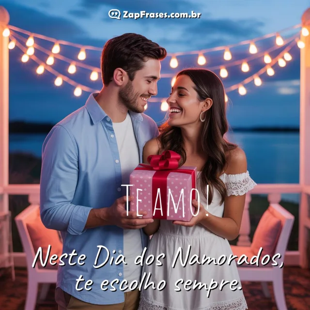 Um casal sorridente em uma varanda romântica à noite, trocando presentes com amor.