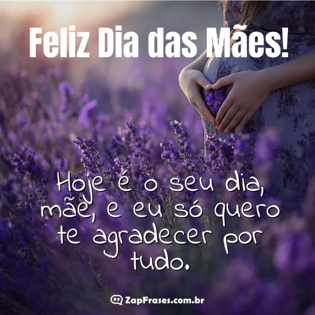 Feliz Dia das Mães com campo de lavandas ao fundo e ternura em foco