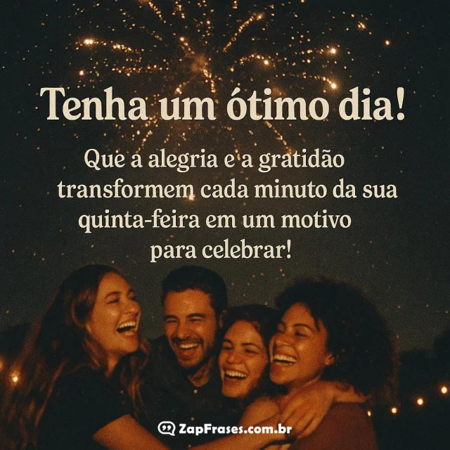 Grupo de amigos celebrando sob fogos de artifício com mensagem de alegria e gratidão para quinta-feira.