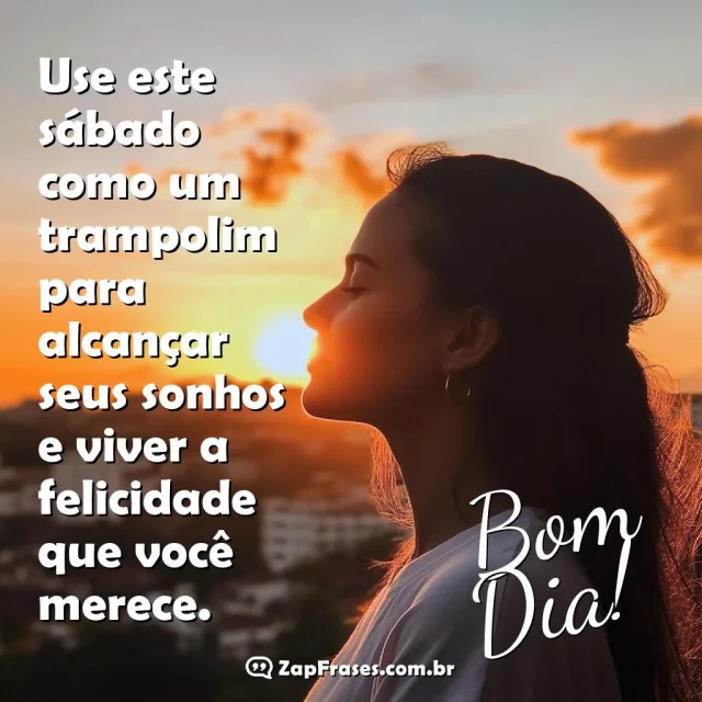 Mulher jovem em paz olhando o horizonte ao nascer do sol com mensagem de inspiração
