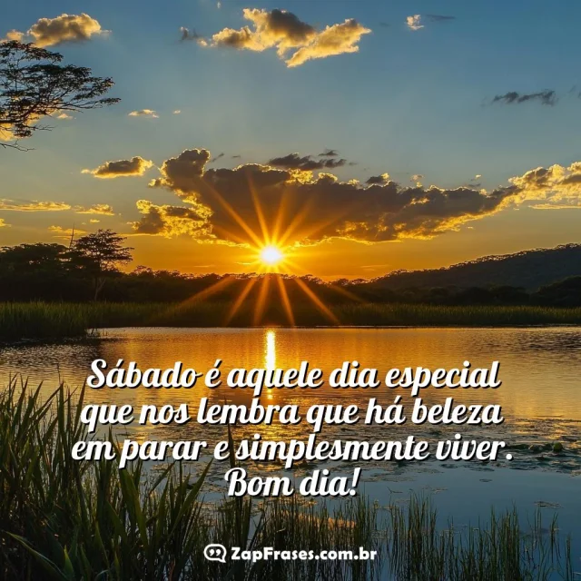 Por do sol à beira de um lago, com céu em tons de azul, laranja e dourado, evocando paz e tranquilidade.