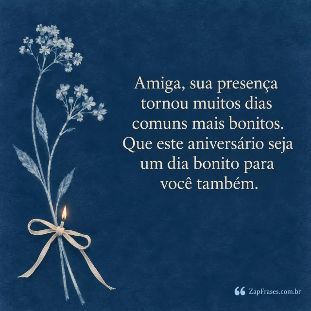 Duas hastes de flores do campo inclinadas uma para outra, laço e vela sobre papel azul. Arte com a mensagem: Amiga, sua presença tornou muitos dias comuns mais bonitos. Que este aniversário seja um dia bonito para você também.