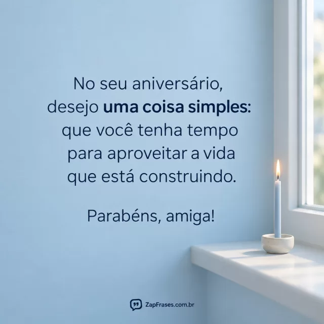 Uma única vela de aniversário acesa em suporte cerâmico na janela e parede azul serena. Arte com a mensagem: No seu aniversário, desejo uma coisa simples: que você tenha tempo para aproveitar a vida que está construindo. Parabéns, amiga!