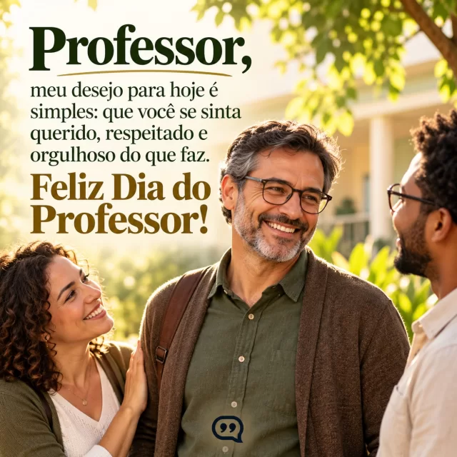 Professor sorri ao receber afeto de duas pessoas adultas no jardim escolar.. Arte com a mensagem: Professor, meu desejo para hoje é simples: que você se sinta querido, respeitado e orgulhoso do que faz. Feliz Dia do Professor!