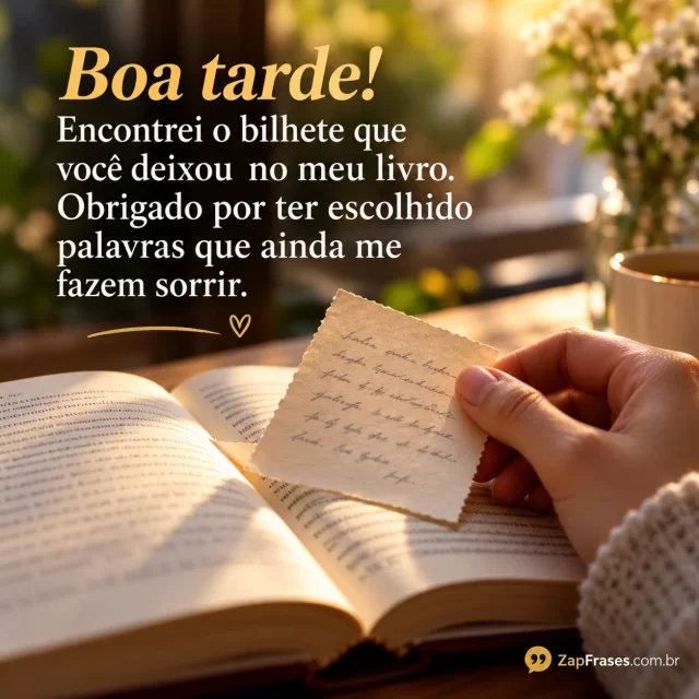 Livro aberto com bilhete de texto ilegível e mão segurando o papel, memória concreta sem palavras extras.. Arte com a mensagem: Boa tarde! Encontrei o bilhete que você deixou no meu livro. Obrigado por ter escolhido palavras que ainda me fazem sorrir.