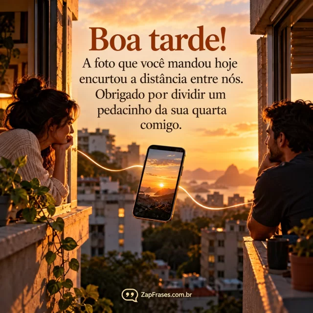 Duas janelas em lugares distantes ligadas por foto da luz da tarde em um celular, relação de saudade adulta.. Arte com a mensagem: Boa tarde! A foto que você mandou hoje encurtou a distância entre nós. Obrigado por dividir um pedacinho da sua quarta comigo.