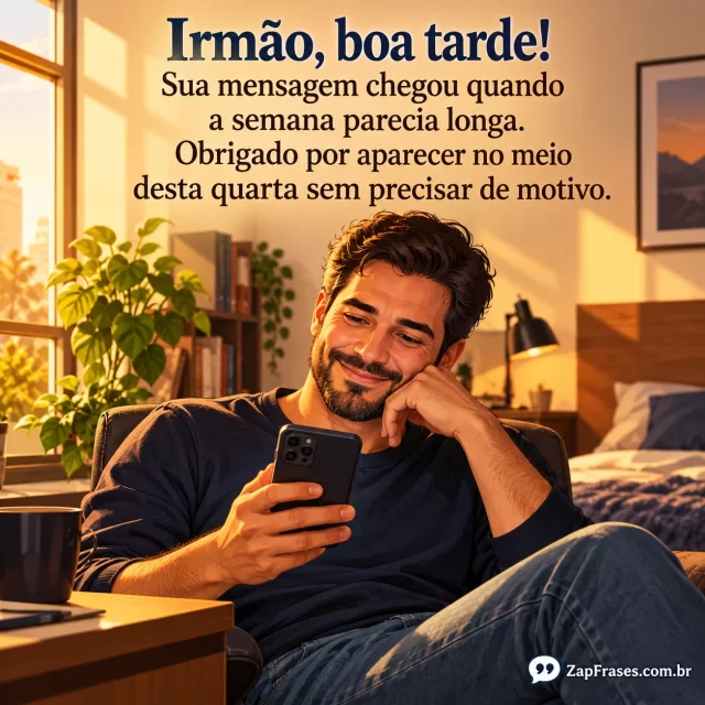 Um homem adulto sozinho sorri ao receber mensagem do irmão ausente no celular durante pausa de quarta-feira.. Arte com a mensagem: Irmão, boa tarde! Sua mensagem chegou quando a semana parecia longa. Obrigado por aparecer no meio desta quarta sem precisar de motivo.