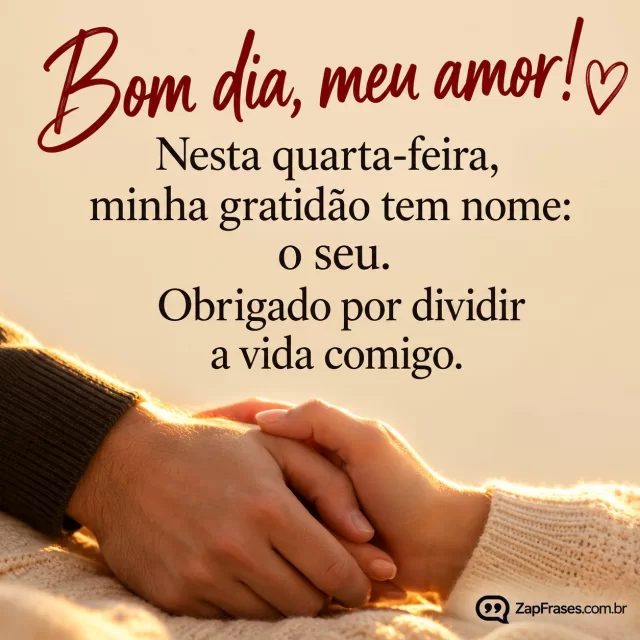 Fotografia romântica discreta de duas mãos entrelaçadas no canto inferior com luz dourada, fundo bege liso dominante.. Arte com a mensagem: Bom dia, meu amor! Nesta quarta-feira, minha gratidão tem nome: o seu. Obrigado por dividir a vida comigo.