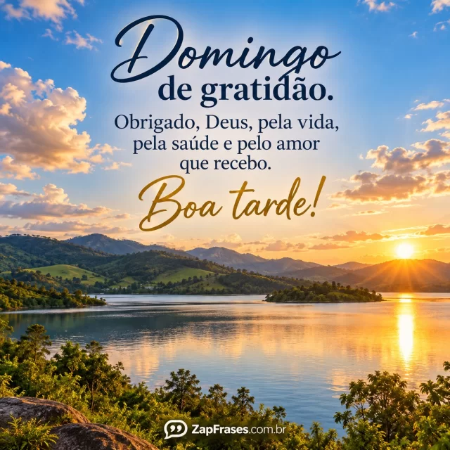 Fotografia panorâmica de lago tranquilo sob luz de tarde, colinas verdes e nuvens suaves, texto sobre céu livre, paisagem protagonista, cores naturais dourado e azul.. Arte com a mensagem: Domingo de gratidão. Obrigado, Deus, pela vida, pela saúde e pelo amor que recebo. Boa tarde!