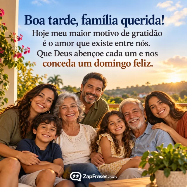 Fotografia editorial de família brasileira multigeracional sorrindo na varanda à tarde, pessoas nos45%inferiores, céu e parede calma para texto acima, nenhuma escrita nas roupas.. Arte com a mensagem: Boa tarde, família querida! Hoje meu maior motivo de gratidão é o amor que existe entre nós. Que Deus abençoe cada um e nos conceda um domingo feliz.