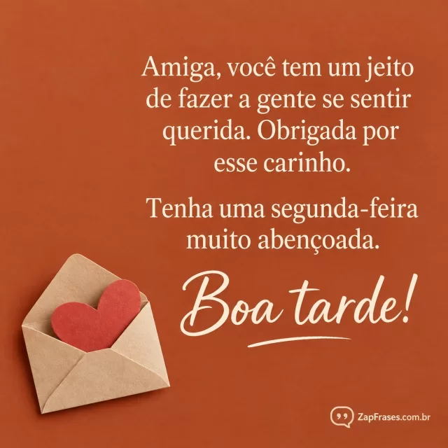 Colagem artesanal adulta de um pequeno envelope aberto e coração de papel, canto inferior esquerdo, fundo terracota fosco opaco com amplo vazio, letras creme, sem inscrições no envelope.. Arte com a mensagem: Amiga, você tem um jeito de fazer a gente se sentir querida. Obrigada por esse carinho. Tenha uma segunda-feira muito abençoada. Boa tarde!