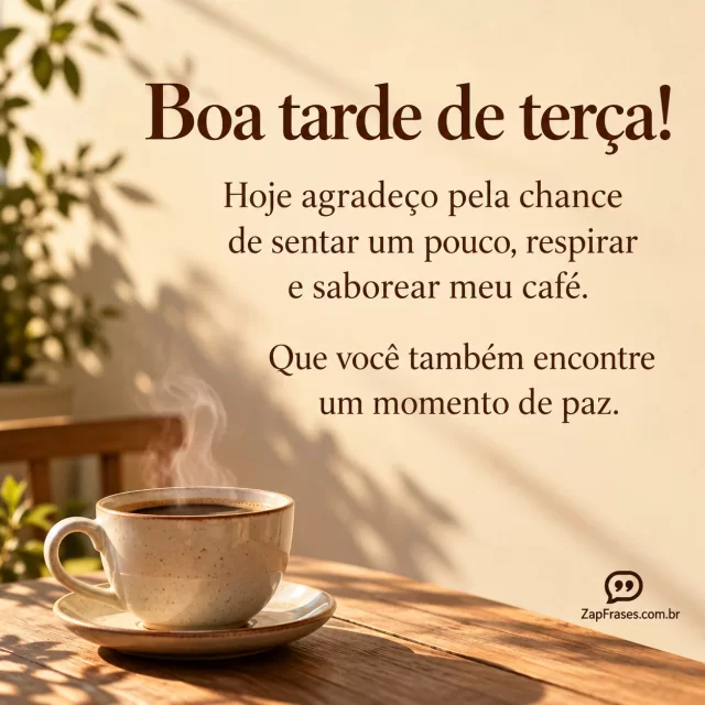 Uma xícara de café com vapor sobre mesa à sombra na varanda, luz de tarde oblíqua, amplo espaço limpo creme.. Arte com a mensagem: Boa tarde de terça! Hoje agradeço pela chance de sentar um pouco, respirar e saborear meu café. Que você também encontre um momento de paz.