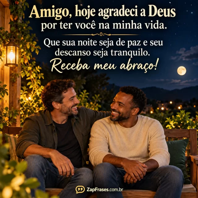 Dois amigos adultos sorrindo em despedida noturna num banco de varanda, sem bebidas ou marcas.. Arte com a mensagem: Amigo, hoje agradeci a Deus por ter você na minha vida. Que sua noite seja de paz e seu descanso seja tranquilo. Receba meu abraço!