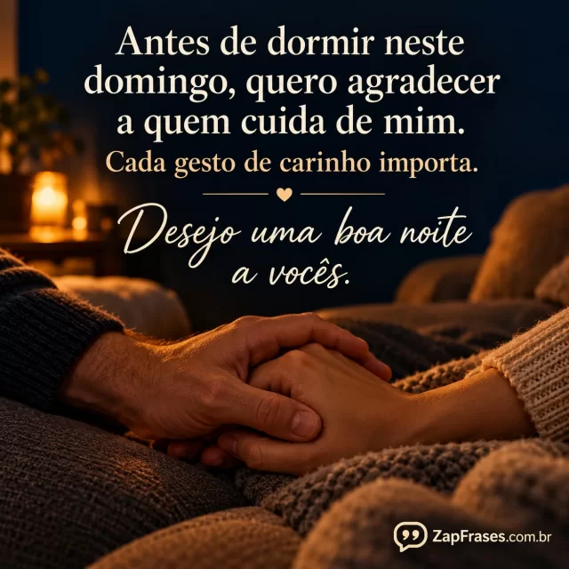 Mãos adultas dadas sobre sofá, área inferior, iluminação âmbar.. Arte com a mensagem: Antes de dormir neste domingo, quero agradecer a quem cuida de mim. Cada gesto de carinho importa. Desejo uma boa noite a vocês.