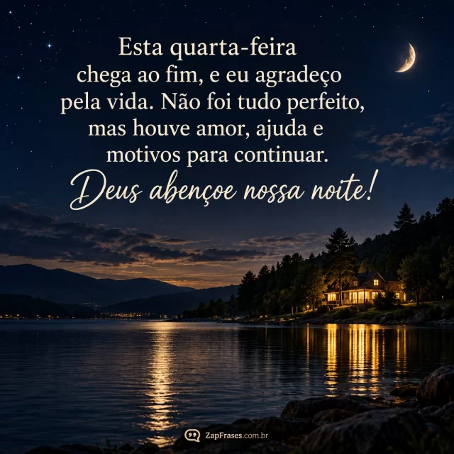 Lago sereno refletindo luz de uma casa distante, primeiras estrelas no céu.. Arte com a mensagem: Esta quarta-feira chega ao fim, e eu agradeço pela vida. Não foi tudo perfeito, mas houve amor, ajuda e motivos para continuar. Deus abençoe nossa noite!