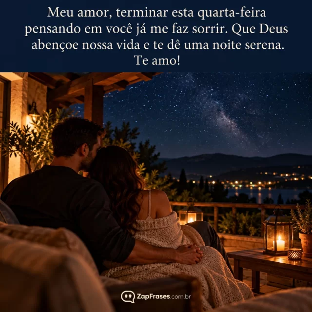 Casal adulto de mãos dadas sob varanda com céu estrelado, gesto discreto íntimo.. Arte com a mensagem: Meu amor, terminar esta quarta-feira pensando em você já me faz sorrir. Que Deus abençoe nossa vida e te dê uma noite serena. Te amo!