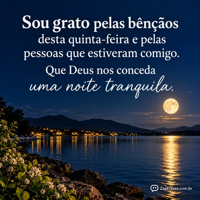 Lago noturno com lua, horizonte baixo, céu amplo quase liso.. Arte com a mensagem: Sou grato pelas bênçãos desta quinta-feira e pelas pessoas que estiveram comigo. Que Deus nos conceda uma noite tranquila.