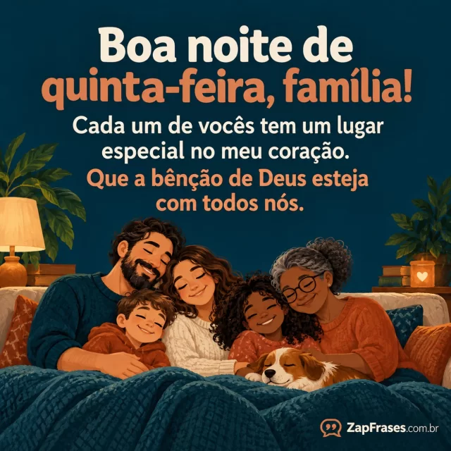 Família diversa abraçada num sofá, rostos afetuosos sem pose rígida.. Arte com a mensagem: Boa noite de quinta-feira, família! Cada um de vocês tem um lugar especial no meu coração. Que a bênção de Deus esteja com todos nós.