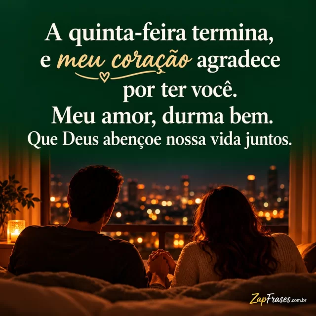Casal adulto de mãos dadas diante de janela à noite, cena pequena em metade inferior.. Arte com a mensagem: A quinta-feira termina, e meu coração agradece por ter você. Meu amor, durma bem. Que Deus abençoe nossa vida juntos.