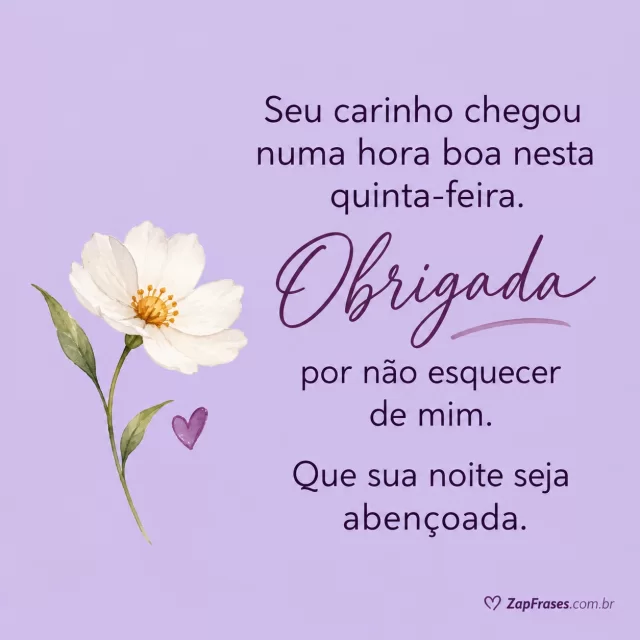 Um pequeno coração em tinta ao lado de flor branca única, fundo lilás liso.. Arte com a mensagem: Seu carinho chegou numa hora boa nesta quinta-feira. Obrigada por não esquecer de mim. Que sua noite seja abençoada.