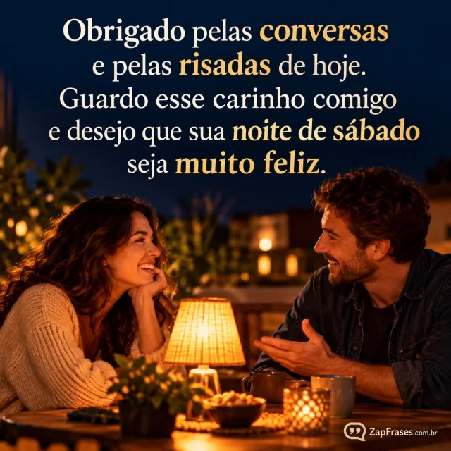 Dois adultos amigos conversando à mesa, luz quente de abajur na faixa inferior.. Arte com a mensagem: Obrigado pelas conversas e pelas risadas de hoje. Guardo esse carinho comigo e desejo que sua noite de sábado seja muito feliz.