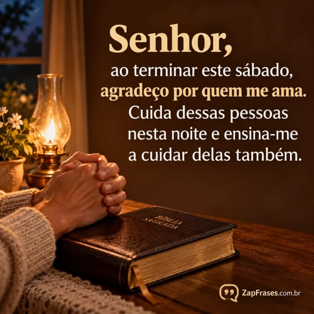 Mãos em oração e Bíblia fechada na mesa, lamparina suave.. Arte com a mensagem: Senhor, ao terminar este sábado, agradeço por quem me ama. Cuida dessas pessoas nesta noite e ensina-me a cuidar delas também.