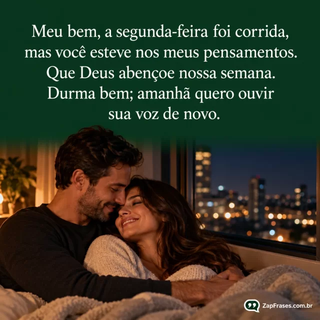 Casal adulto abraçado junto a uma janela noturna, sorriso afetuoso sem poses artificiais.. Arte com a mensagem: Meu bem, a segunda-feira foi corrida, mas você esteve nos meus pensamentos. Que Deus abençoe nossa semana. Durma bem; amanhã quero ouvir sua voz de novo.
