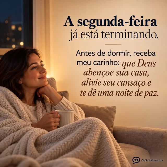 Pessoa adulta descansando no sofá, uma manta leve e iluminação aconchegante, janela noturna.. Arte com a mensagem: A segunda-feira já está terminando. Antes de dormir, receba meu carinho: que Deus abençoe sua casa, alivie seu cansaço e te dê uma noite de paz.