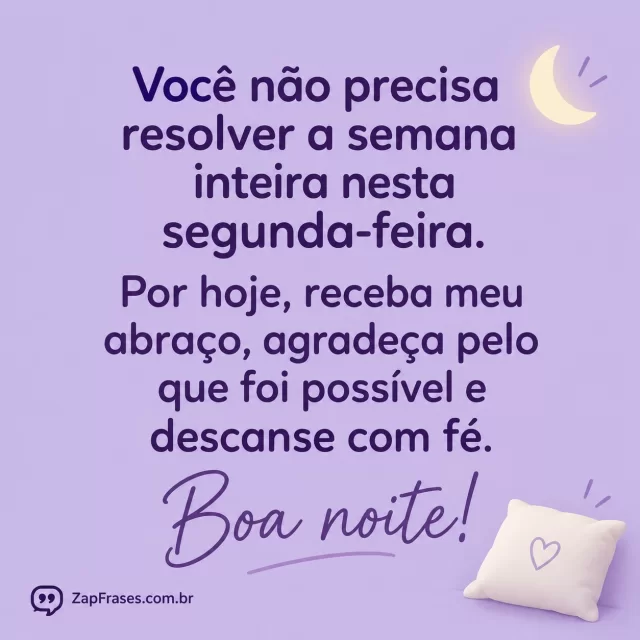 Pequena almofada e uma lua fina como símbolos de descanso sobre fundo lavanda opaco.. Arte com a mensagem: Você não precisa resolver a semana inteira nesta segunda-feira. Por hoje, receba meu abraço, agradeça pelo que foi possível e descanse com fé. Boa noite!