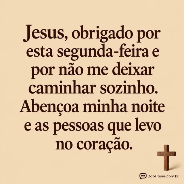 Cruz de madeira pequena em um único canto, fundo areia quente opaco.. Arte com a mensagem: Jesus, obrigado por esta segunda-feira e por não me deixar caminhar sozinho. Abençoa minha noite e as pessoas que levo no coração.